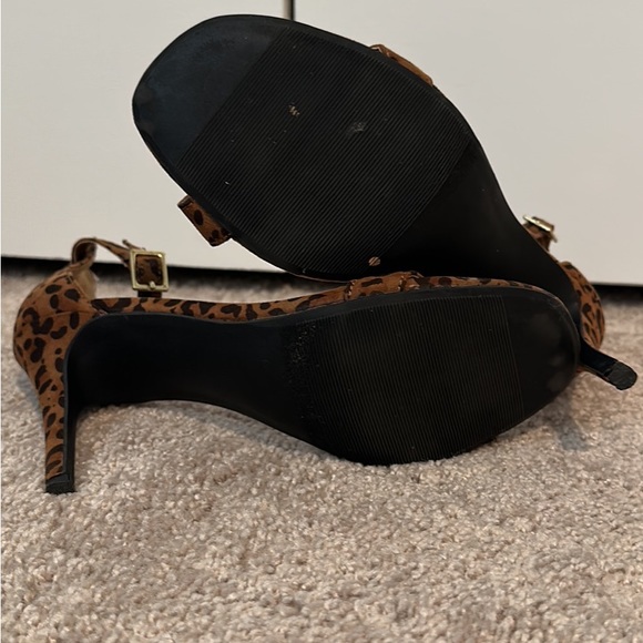 5/$20 Animal print heels - Picture 4 of 5